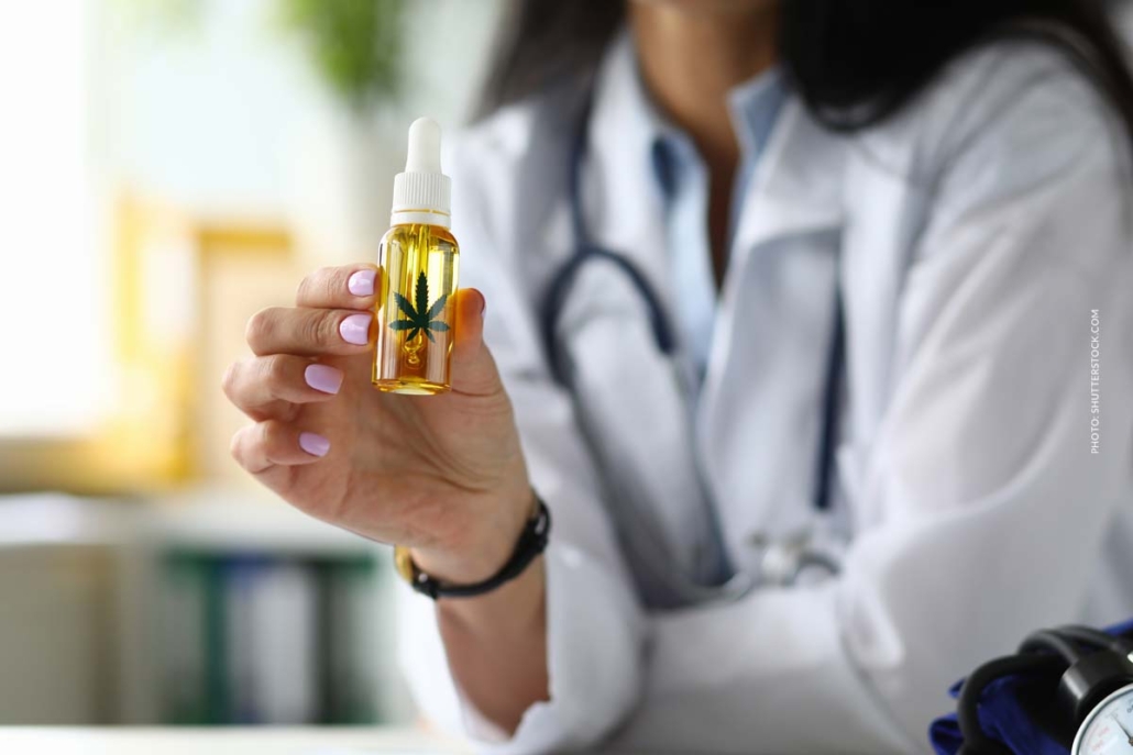cannabis-arzt-doktorin-zeigt-extrakt-weed-grass-20-prozent-thc