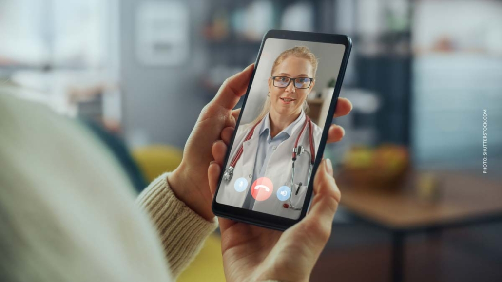 cannabis-arzt-videocall-iphone-behandlung-online-modern-arzt-winkt