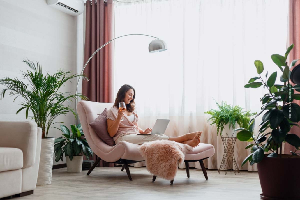 cannabis-online-bestellen-notebook-wohnzimmer-dortmund