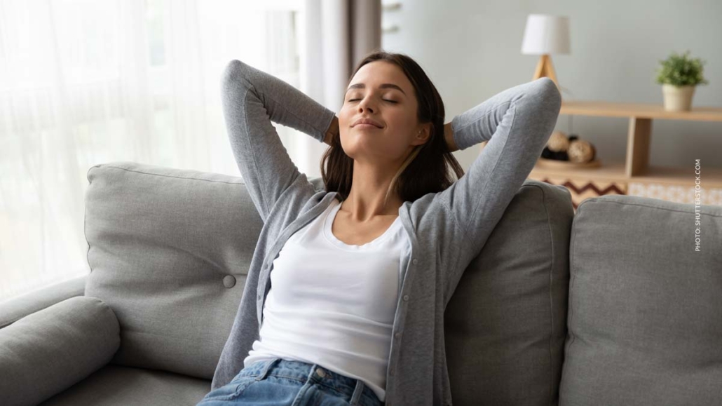 medizinisches-cannabis-lieferung-patientin-sofa-entspannung-bei-stress-lehnt-sich-zuruck