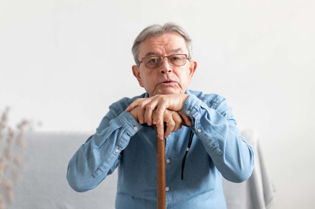 Cannabis Erfahrungsberichte: Dokus & echte Patient*innen parkinson-mann-zuhause-denkt-was-ist-das-cannabis-erfahrungsbericht-larry-beweglichkeit-zurueck-minuten